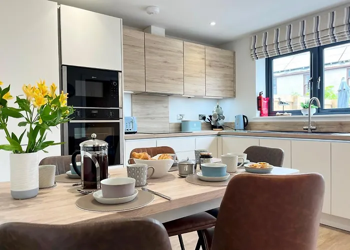 Beautiful 3 Bed Townhouse With Parking, Close To Sea Front