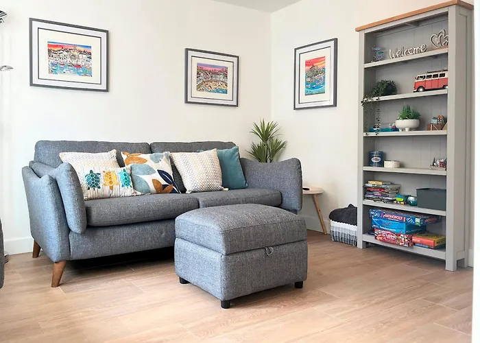 Beautiful 3 Bed Townhouse With Parking, Close To Sea Front
