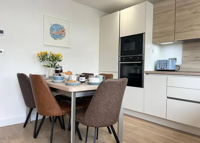 Beautiful 3 Bed Townhouse With Parking, Close To Sea Front