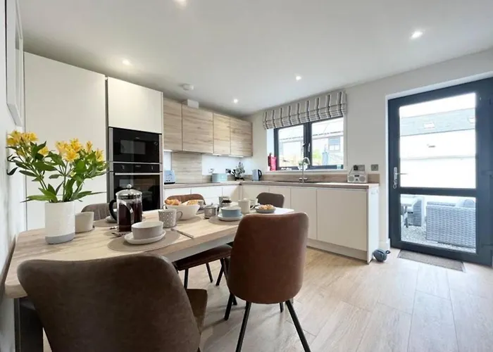 Beautiful 3 Bed Townhouse With Parking, Close To Sea Front