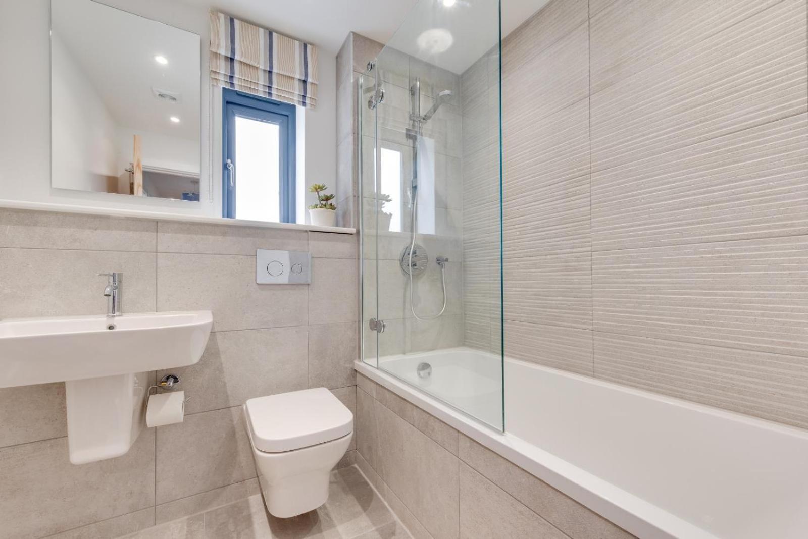 Beautiful 3 Bed Townhouse With Parking, Close To Sea Front *