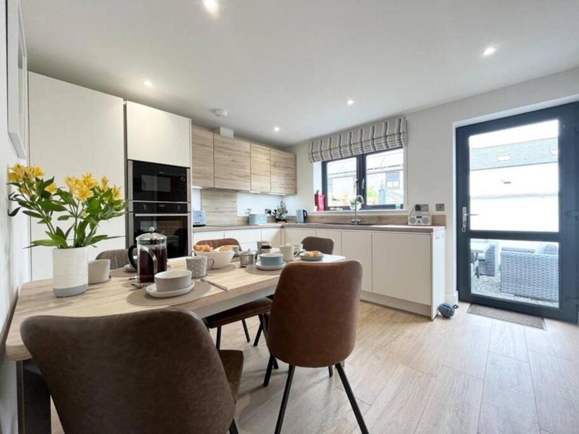 Beautiful 3 Bed Townhouse With Parking, Close To Sea Front *